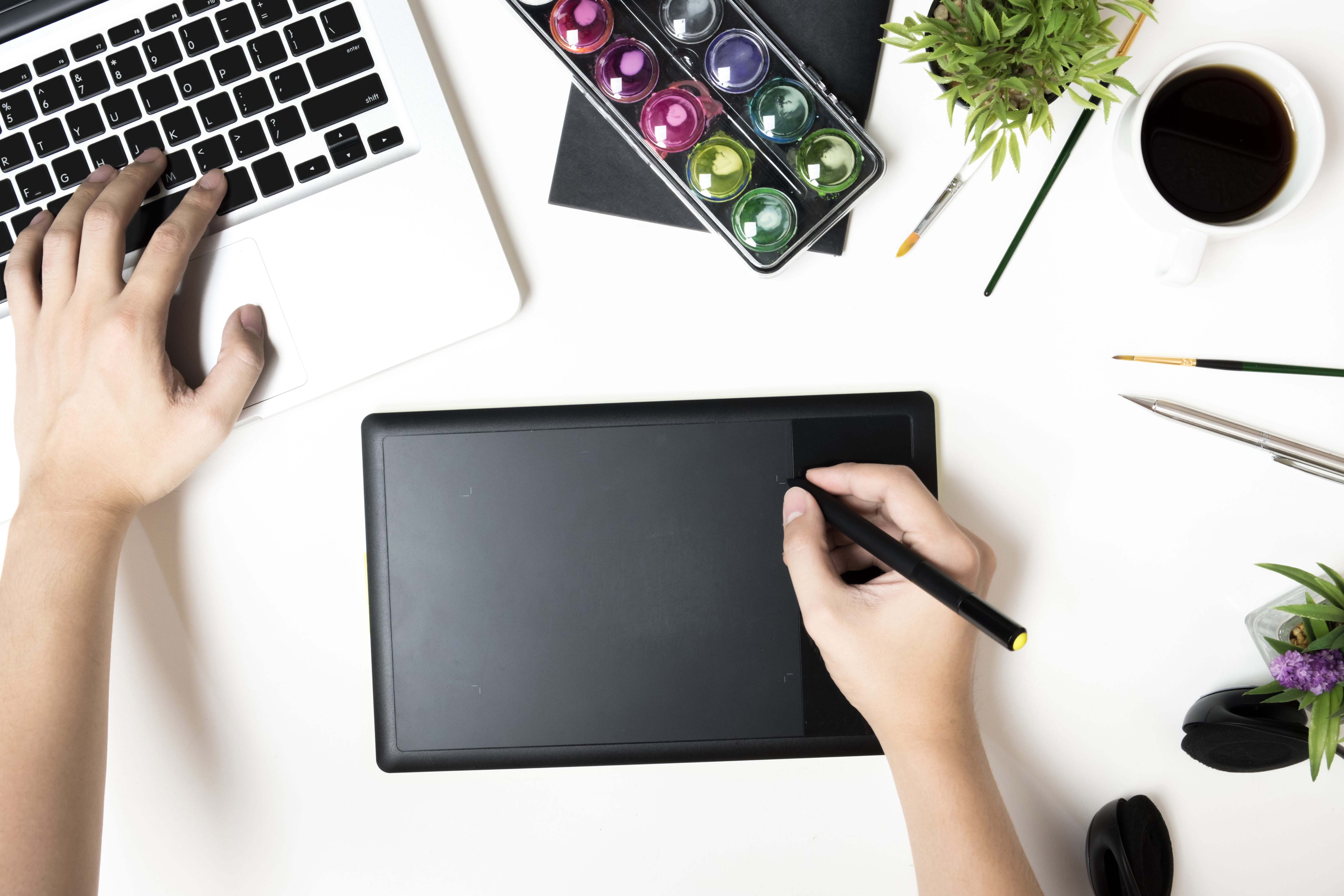 Personne travaillant sur une tablette